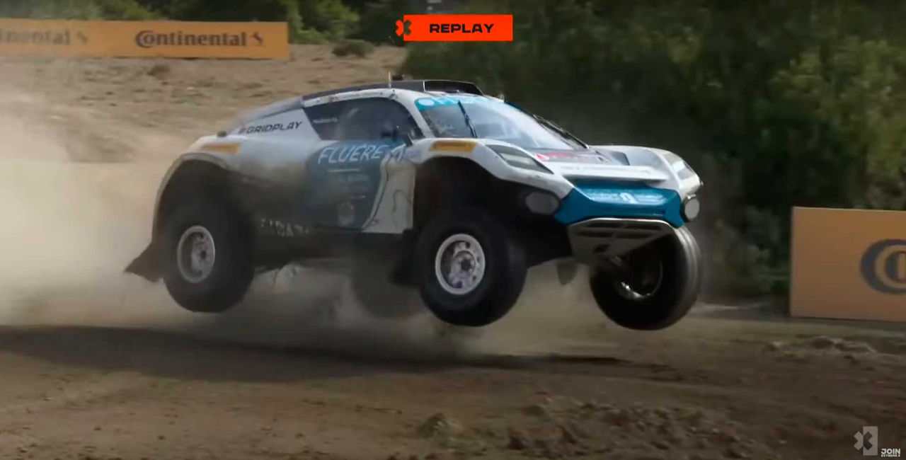 (foto SUV elétrico no ar durante Extreme E em Sardinha, Itália)