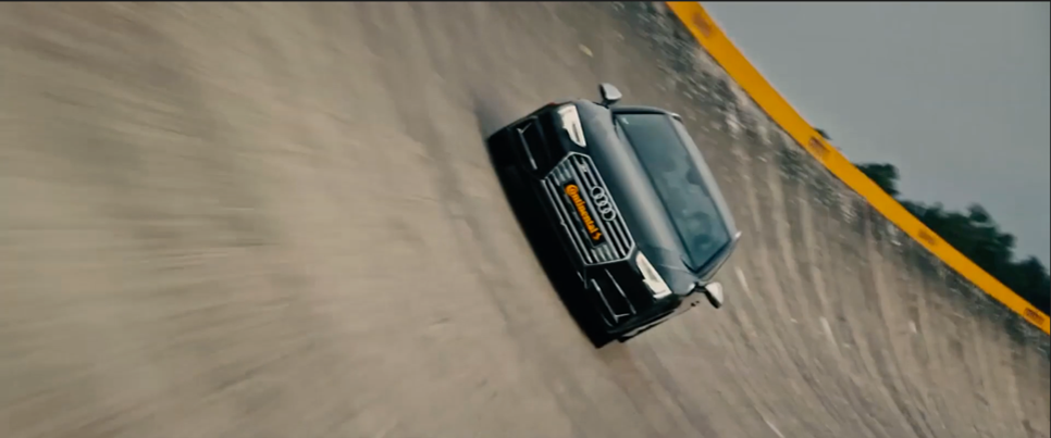 (Foto de frente de um carro esportivo com placa escrito Continental, andando em alta velocidade no trecho inclinado da pista Contidrom de testes da Continental)