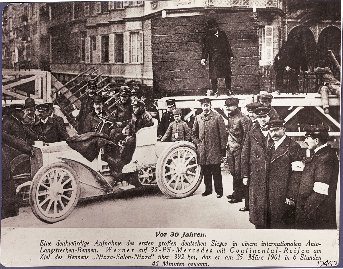 Foto antiga em preto e branco da equipe e primeiro automóvel de Karl Benz, a ser chamado de Mercedes, é equipado com pneus ContinentalKar Benz (Mercedes)