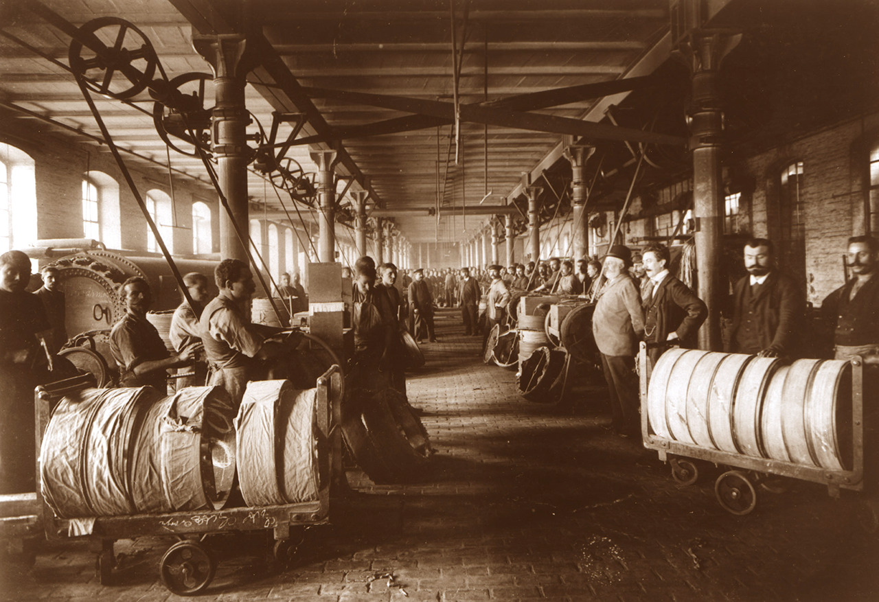 Foto antiga de dentro de fábrica de pneus da Continental