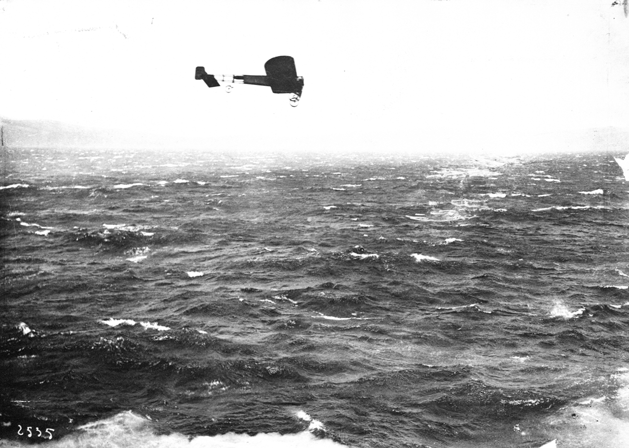 Foto antiga em preto e branco do aviador piorneiro Luis Blériot no mar