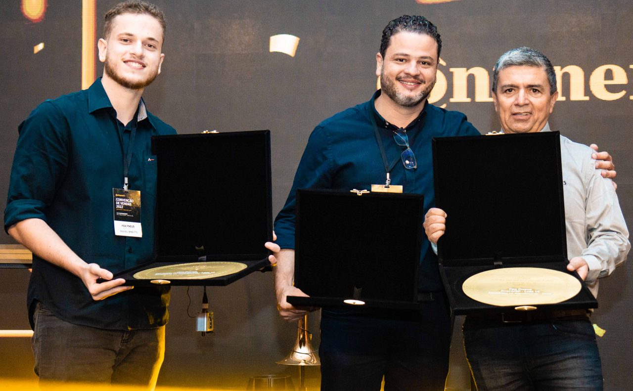 (foto de entrega do prêmio aos representantes da Pax Pneus)