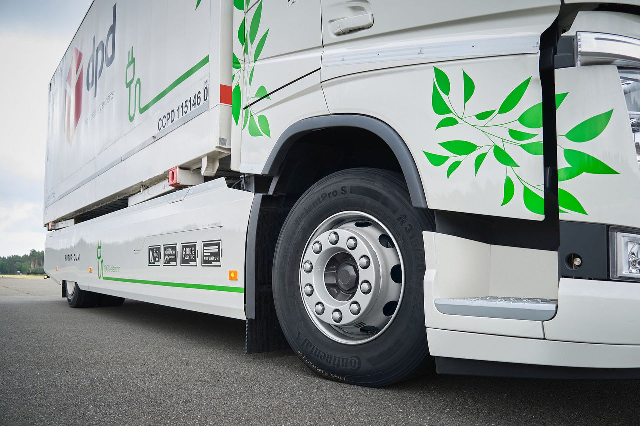 (foto em close de caminhão elétrico branco com pneu Continental)