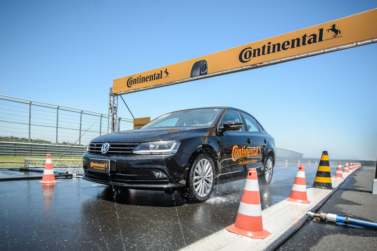 (imagem de carro com pneu Continental sendo testado contra aquaplanagem)