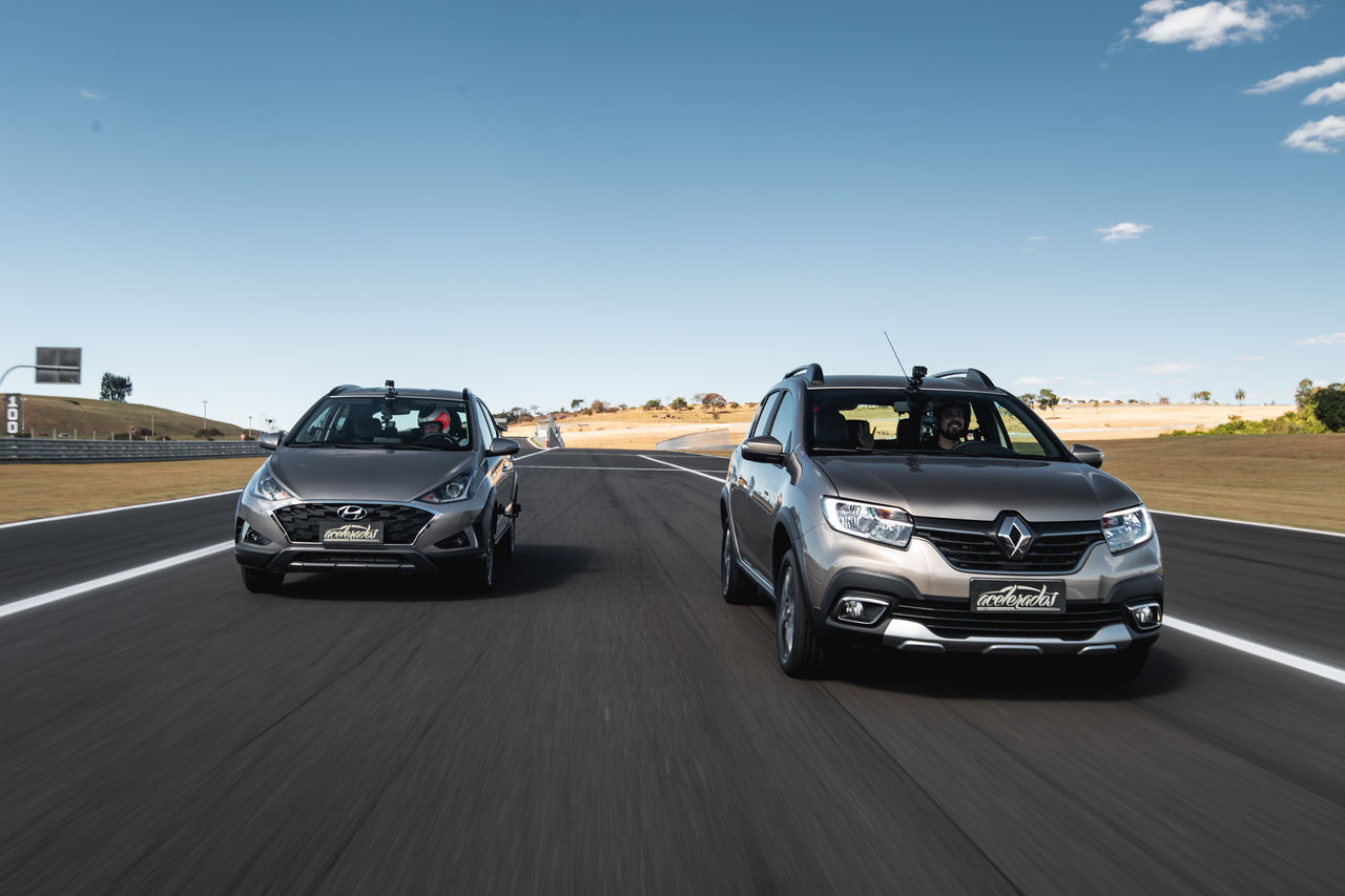 (foto frontal de Sandero Stepway e HB20X calçados com pneu Continental, andando lado a lado na pista)
