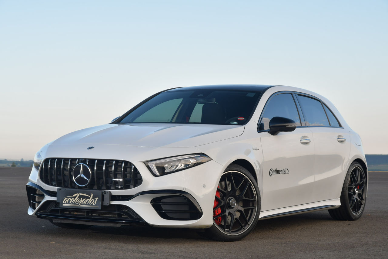 (foto lateral da frente de Mercedes AMG A45 branco com pneus Continental)