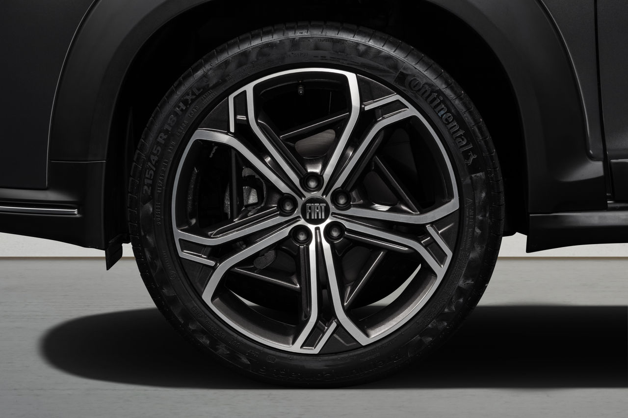 (foto em close da roda e pneu do Fiat Fastback)