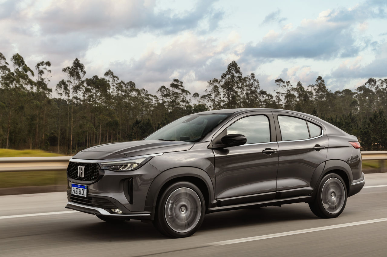 (foto fronta/diagonal do Fiat Fastback andando na estrada)