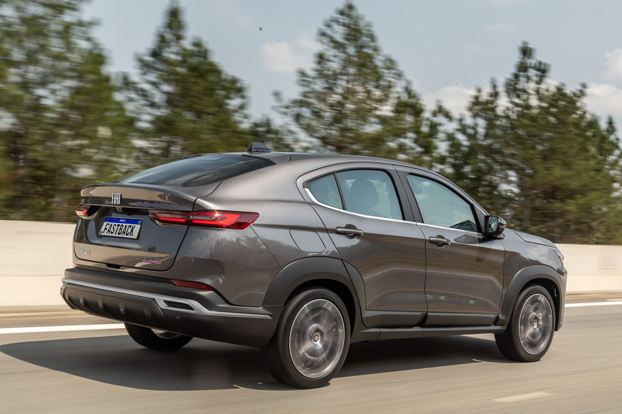 (foto diagonal da traseira do Fiat Fastback andando na estrada)