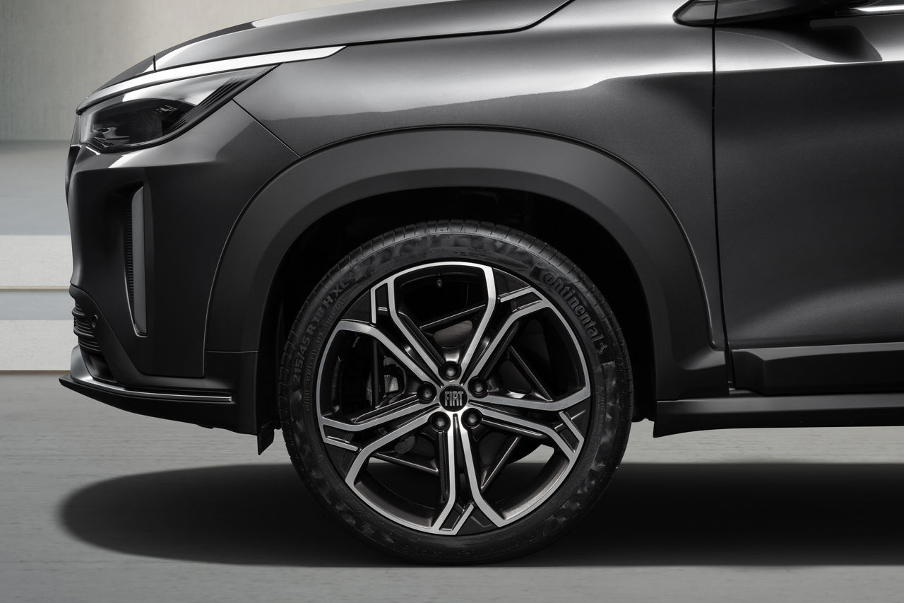 (foto aproximada da lateral da frente do Fiat Fastback)