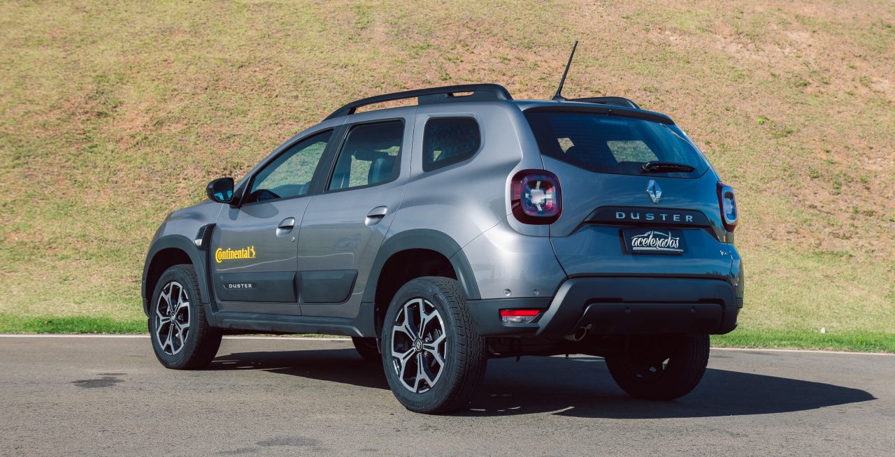(foto diagonal da traseira da Duster com adesivo Continental na porta)