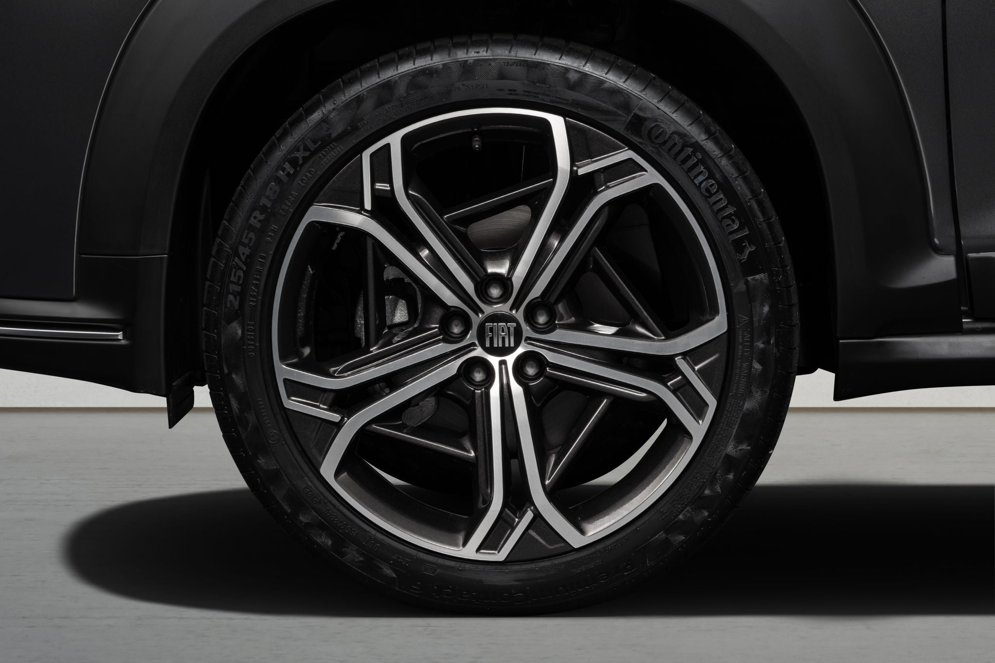 (foto em close da roda e pneu do Fiat Fastback)