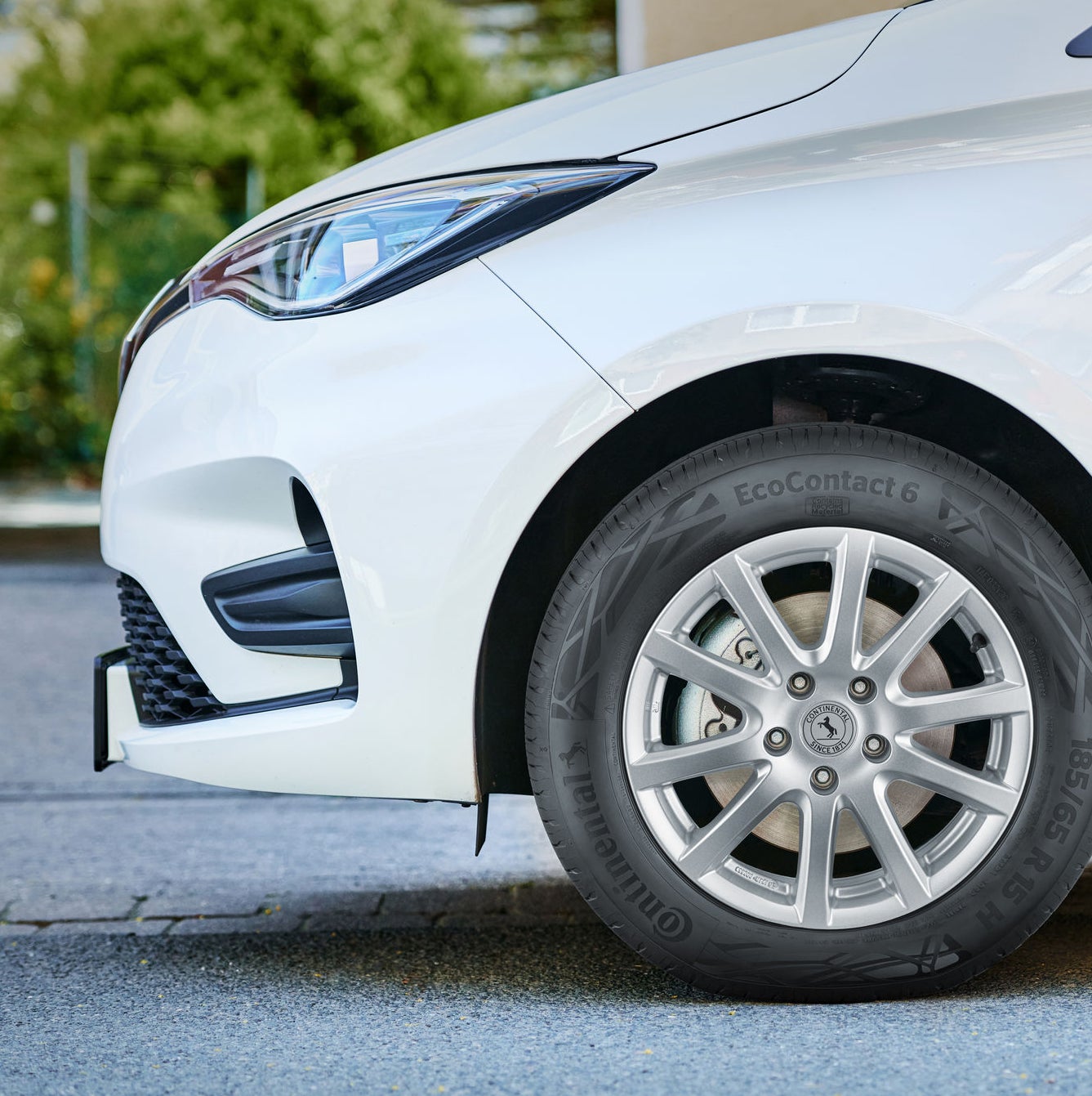 (foto frontal da lateral de um veículo com pneu Continental)