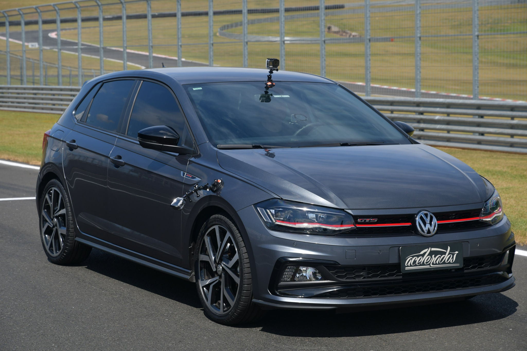 (Foto frontal da lateral de Polo GTS cinza com pneus Continental)