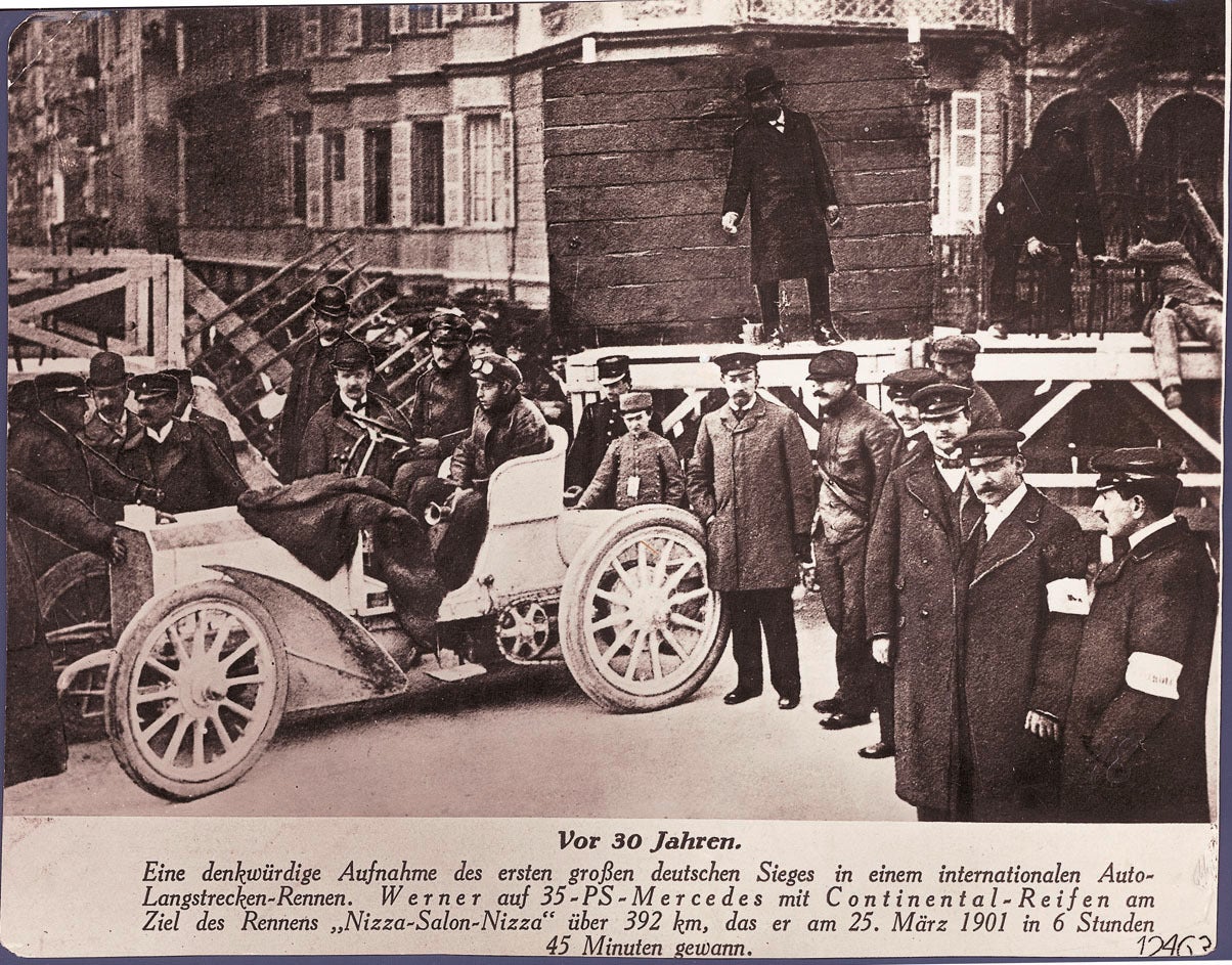 Foto antiga em preto e branco da equipe e primeiro automóvel de Karl Benz, a ser chamado de Mercedes, é equipado com pneus ContinentalKar Benz (Mercedes)