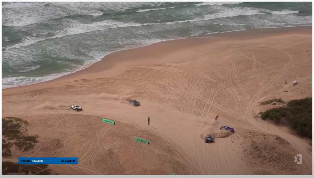 (foto aérea dos veículos durante a competição do Extreme E no Dakar Senegal)