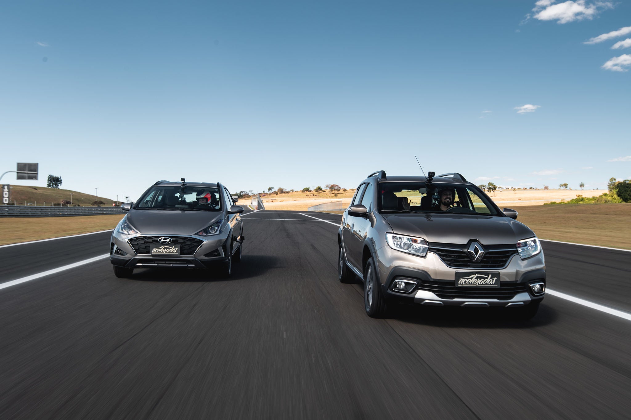 (foto frontal de Sandero Stepway e HB20X calçados com pneu Continental, andando lado a lado na pista)