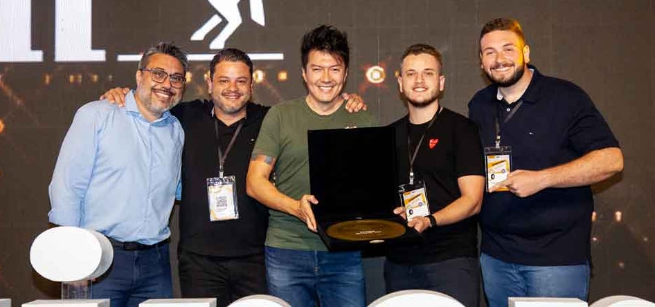 (foto de entrega do prêmio aos representantes da Pax Pneus)