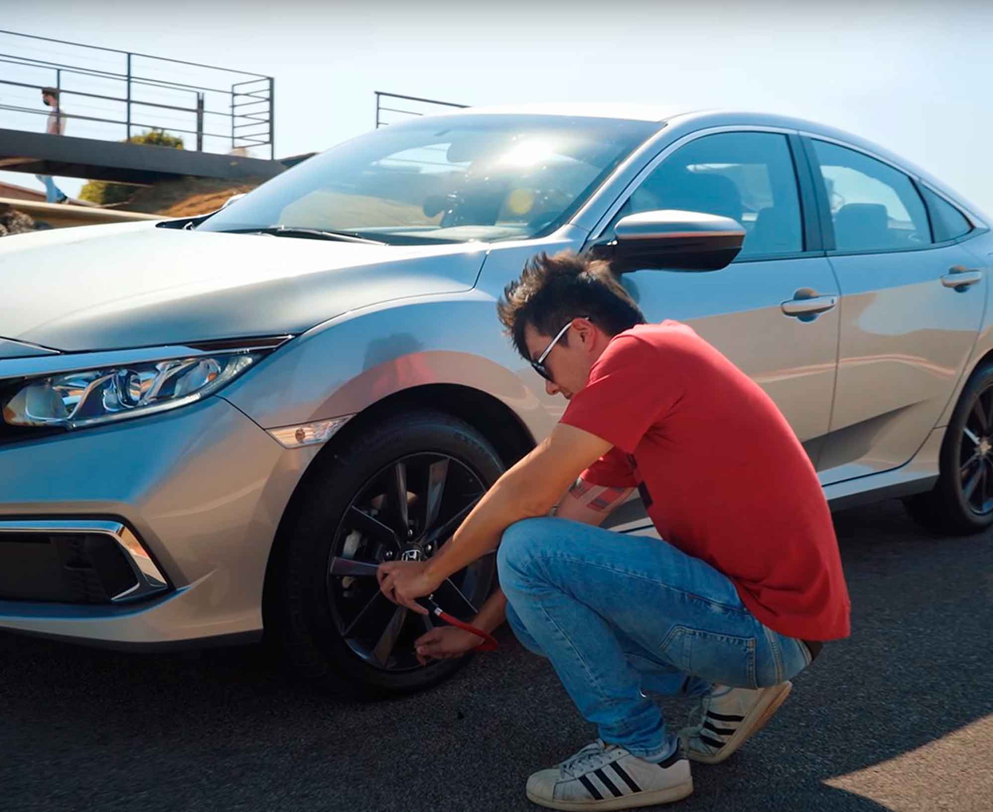 (Juliano Barata mudando a pressão dos pneus do Civic para teste)