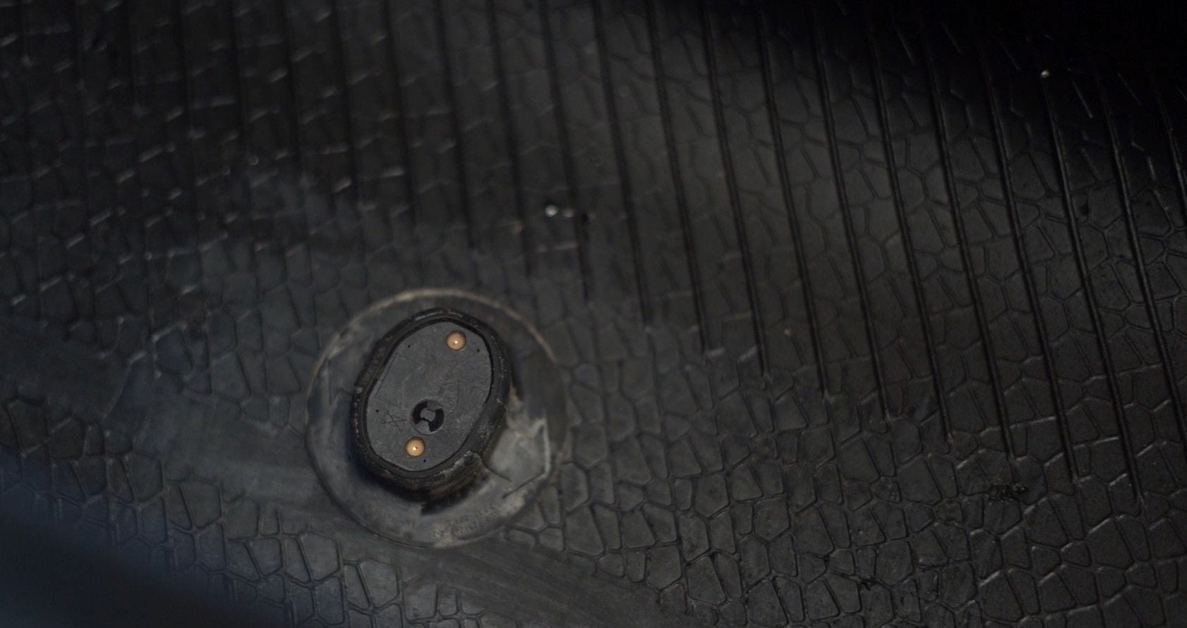 (foto de sensor de pneu inteligente da Continental dentro de um pneu)