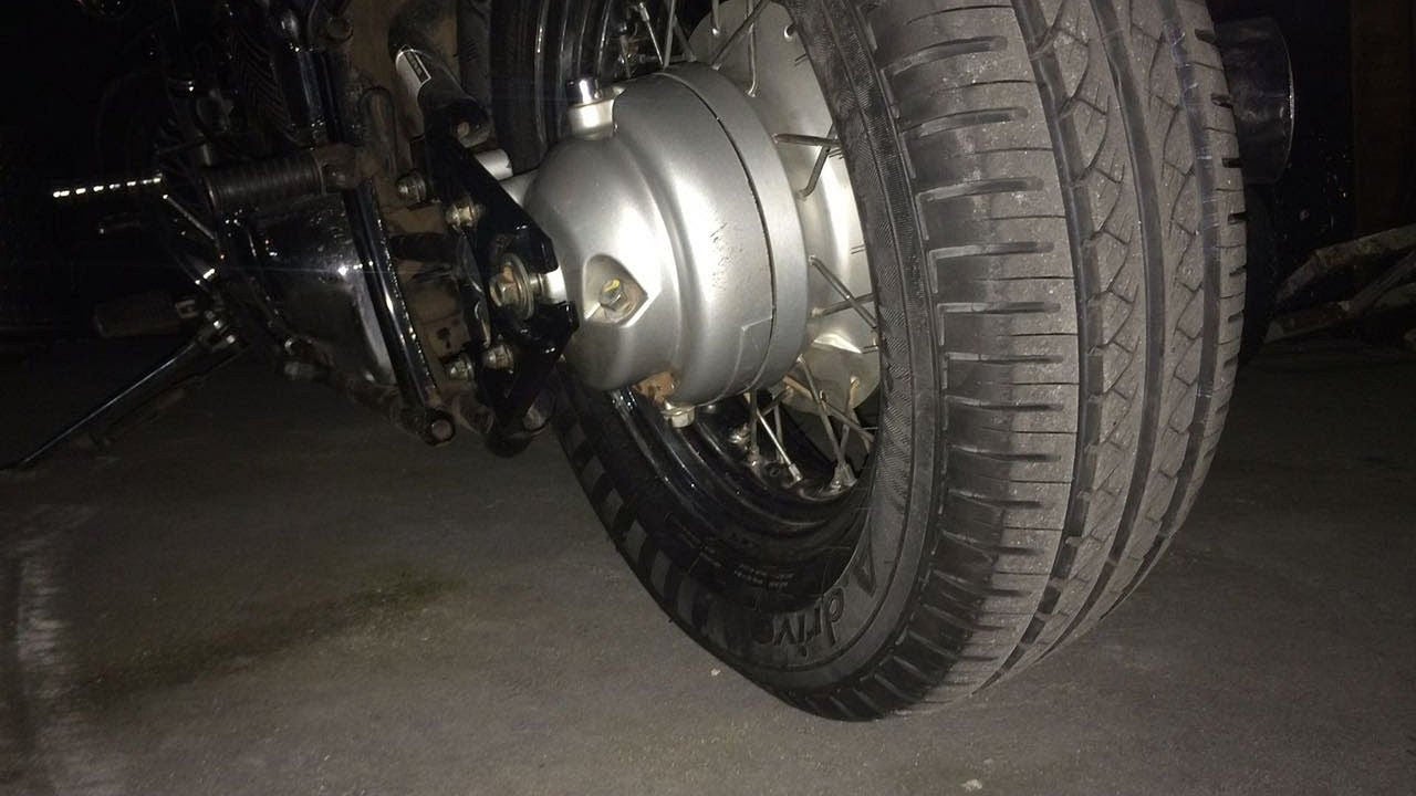 (foto em close de moto utilizando pneu de carro)