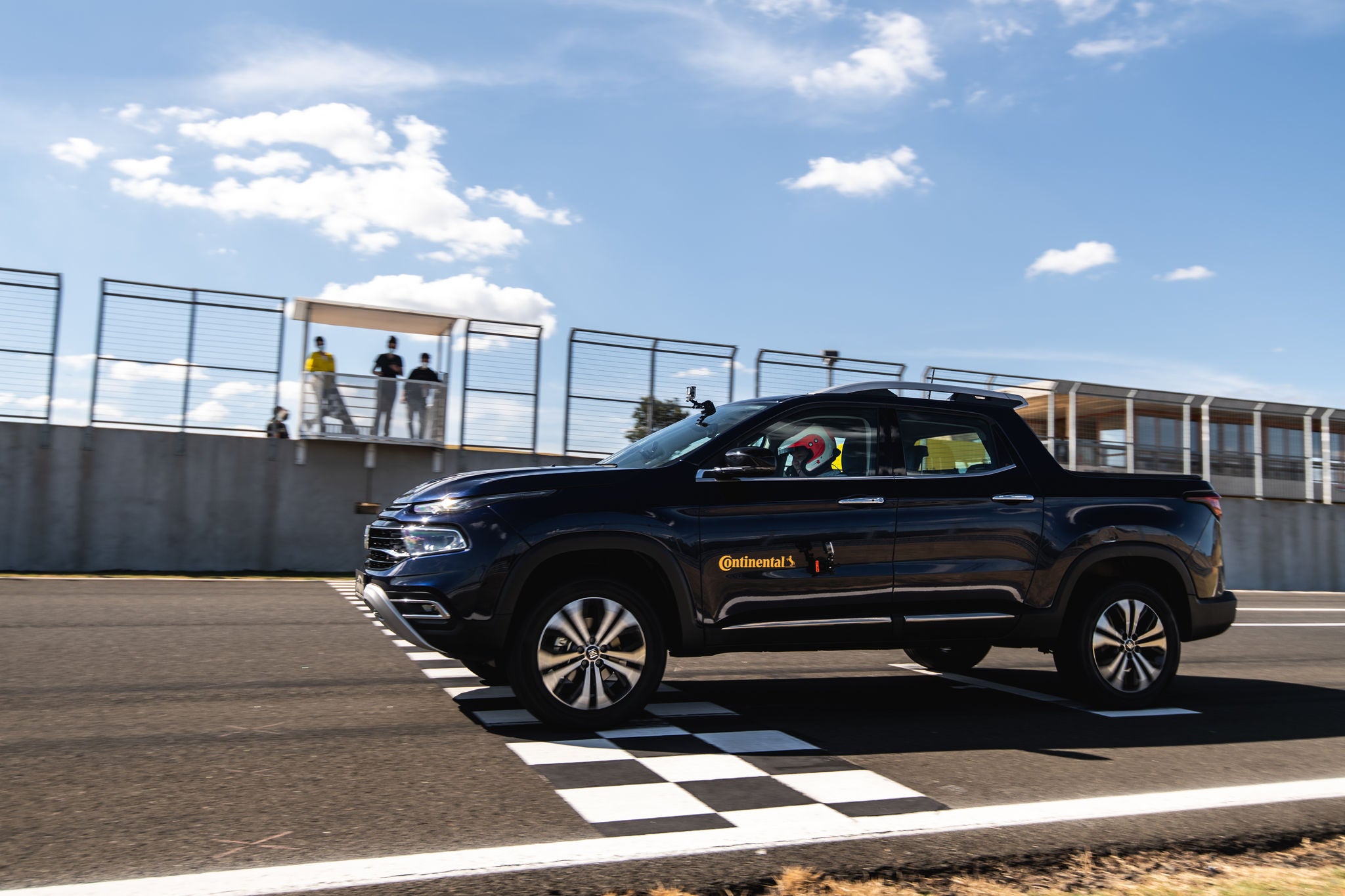 (foto fronta/diagonal do Fiat Toro andando na pista durante Volta Rápida Acelerados)