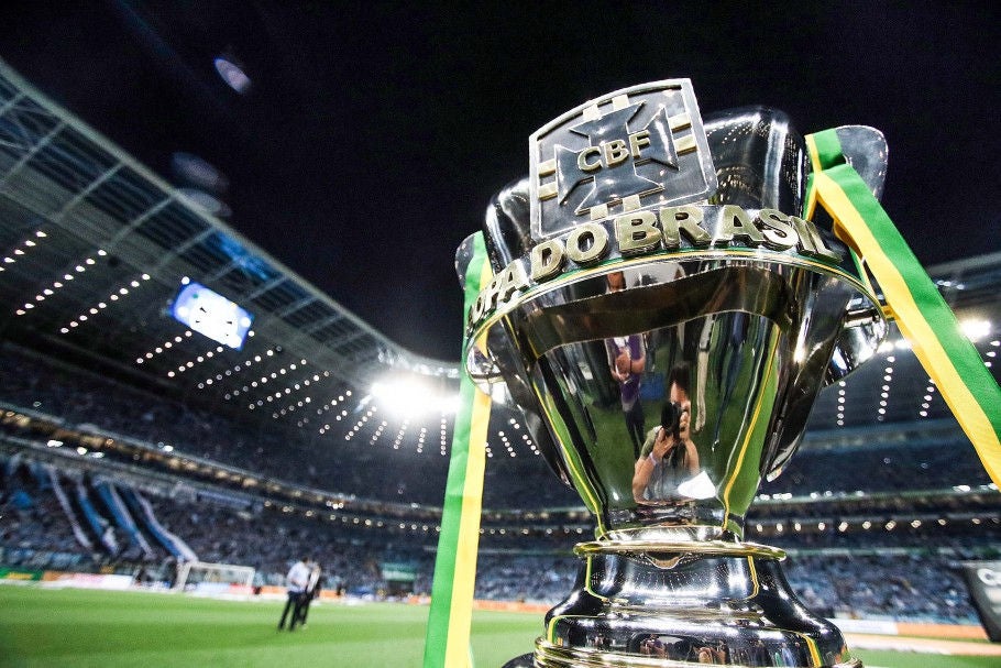 (taça da Copa do Brasil em campo de futebol durante a noite)