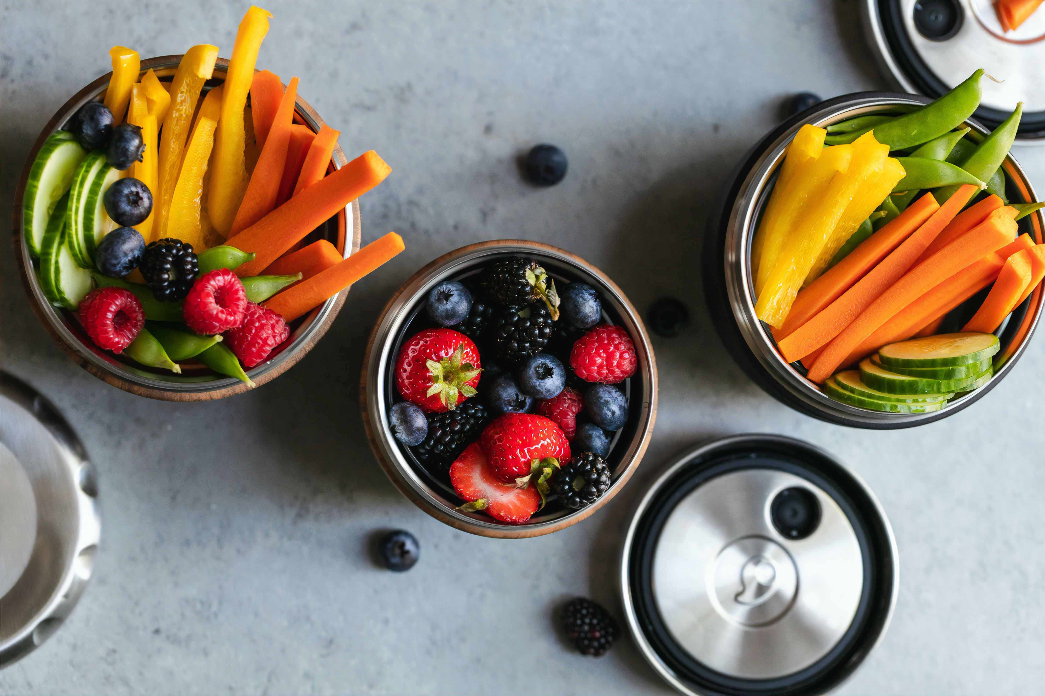 (foto de vasilhas com frutas e legumes cortados para lanchinhos)