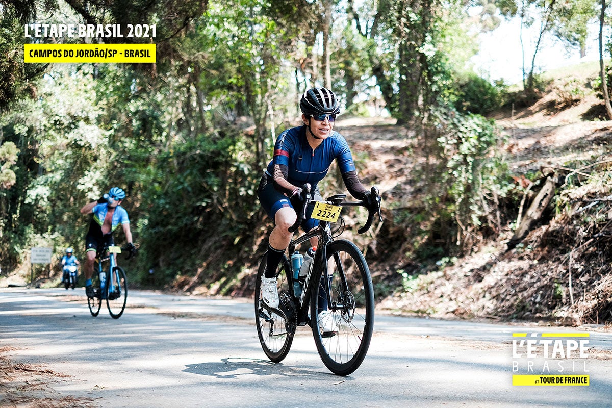 (imagem de ciclistas durante evento do L'etape Brasil)