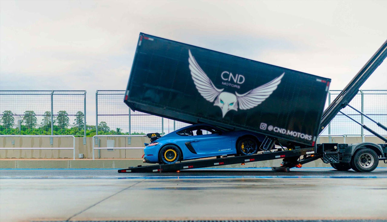 (Porsche 718 GT4 RS Manthey Azul no Volta Rápida. A versão mais extrema do 718 volta à pista equipada com Continental SportContact 7.)