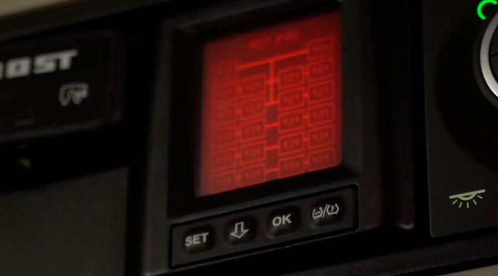 (foto do display de monitoramento instalado dentro do painel do caminhão)