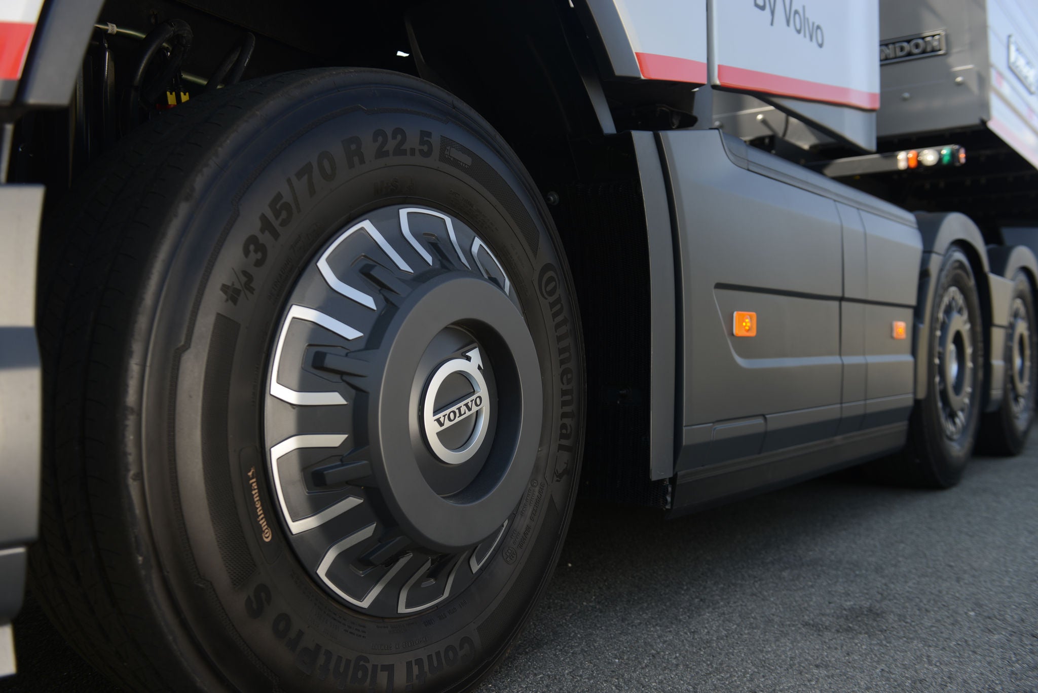 (foto em close do pneu Continental no caminhão conceito da Volvo)
