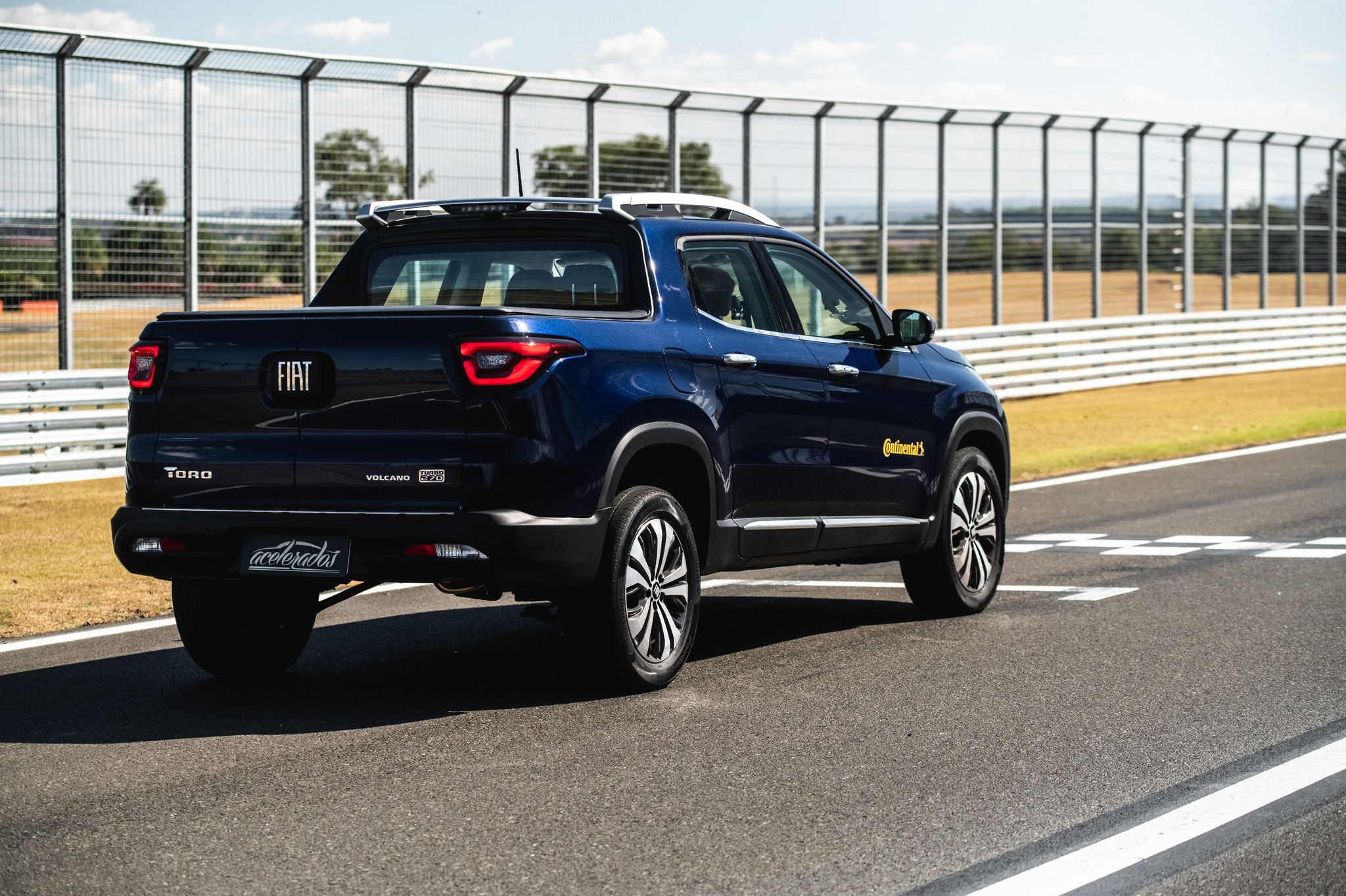 Página de carro alemão e Opala 🇧🇷 on X: Uma Fiat Toro com pneu