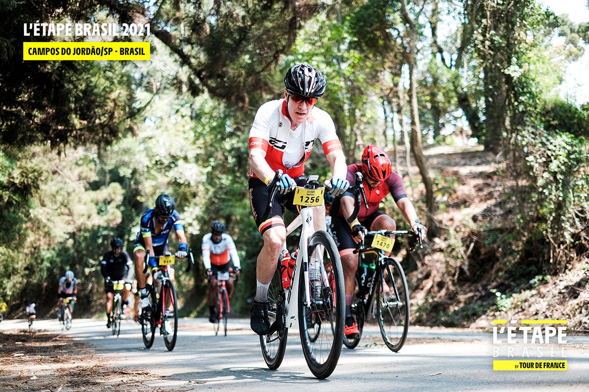 (imagem de ciclistas durante evento do L'etape Brasil)