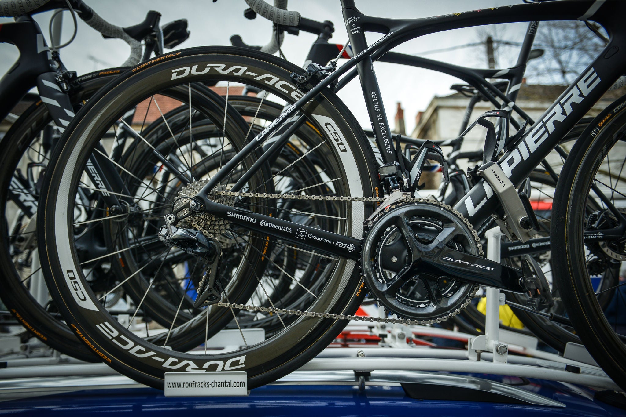 (foto de topos de carros transportando bicicletas com pneu Continental)