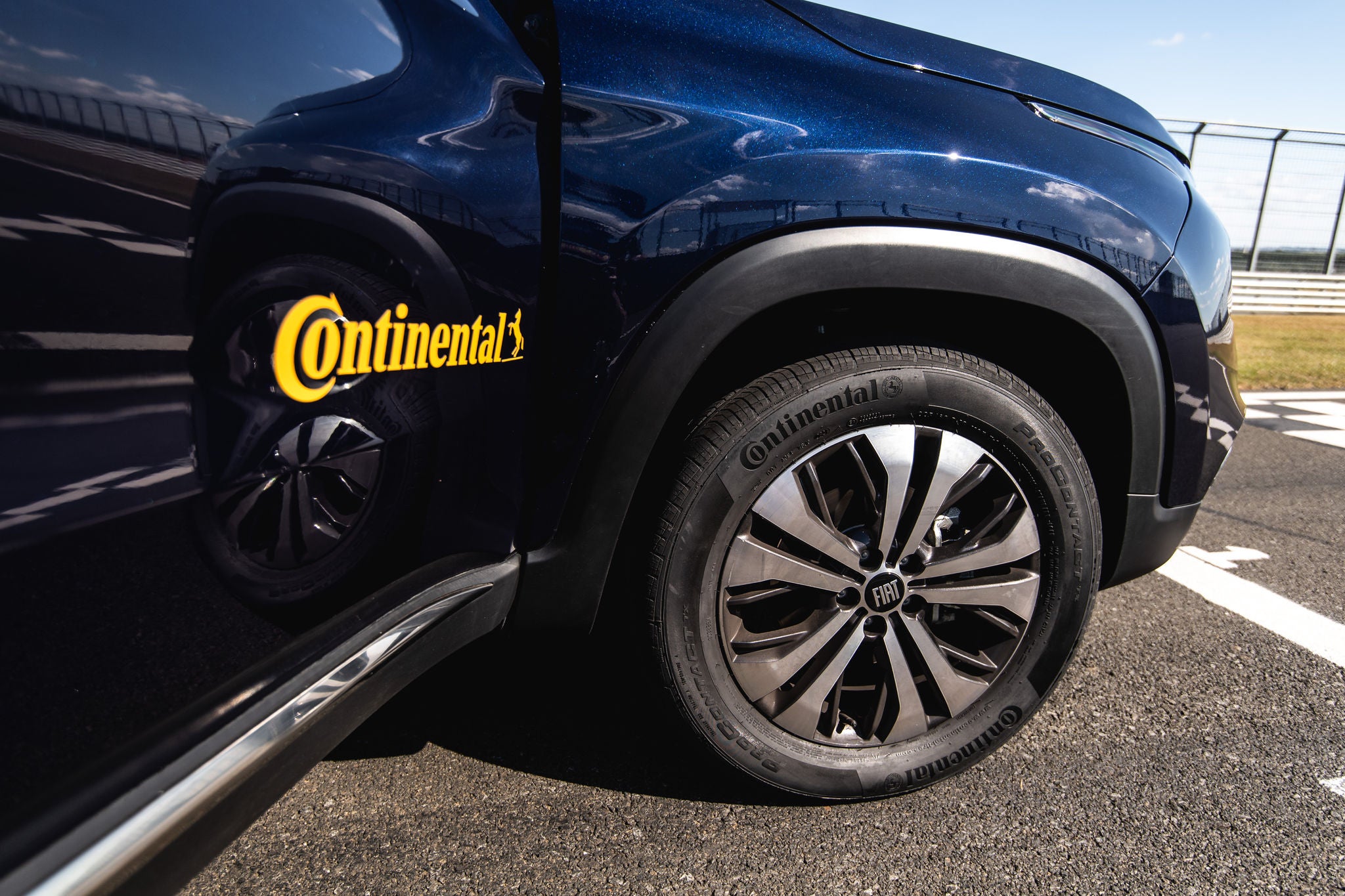 (foto lateral de caminhonete Toro azul calçada com pneu Continental)