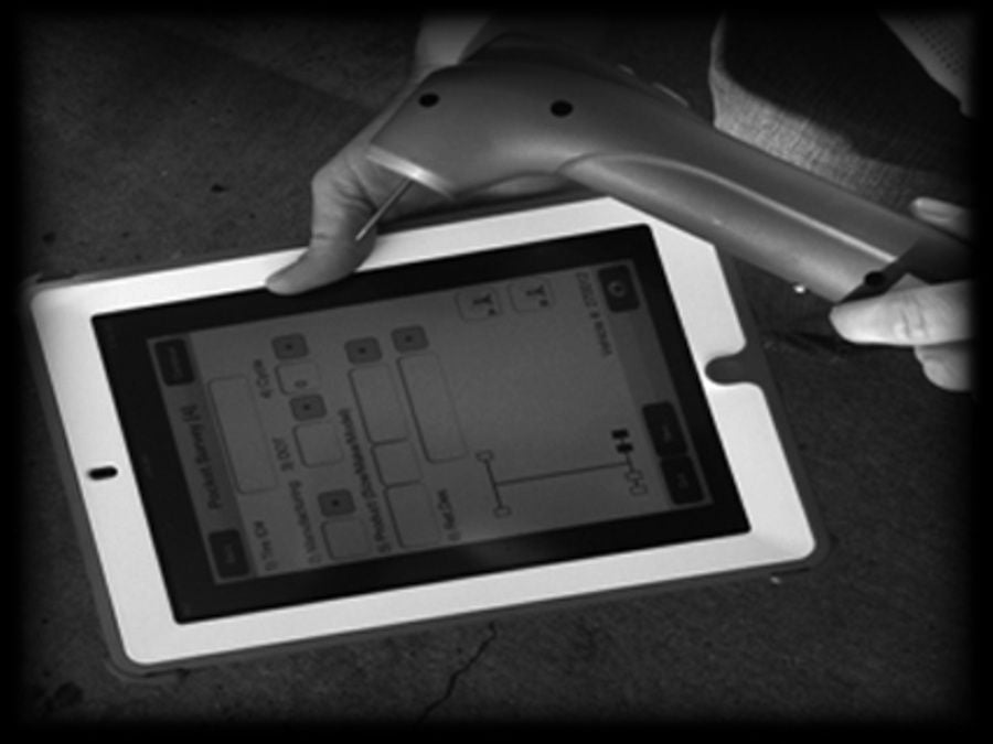 (foto em preto e branco de tablet com o sistema ContiTrack 2 aparecendo na tela e ferramenta ContiTrack 2 ao lado)