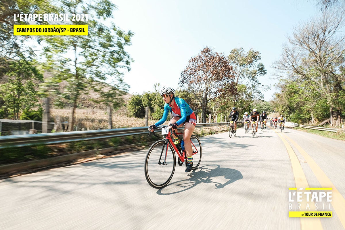 (imagem de ciclistas durante evento do L'etape Brasil)