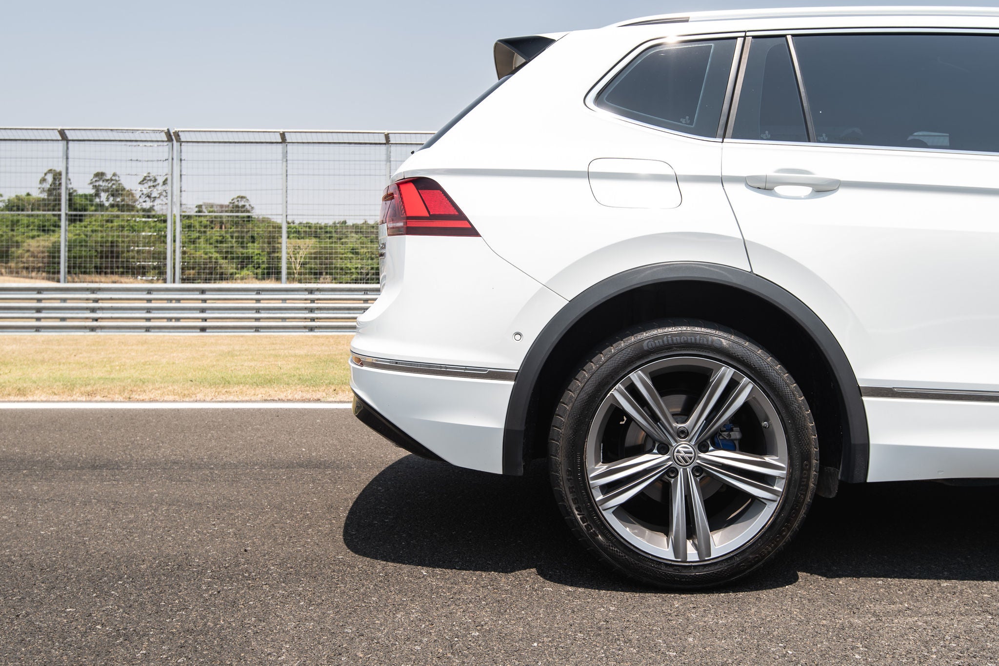 (foto da traseira do Tiguan branco, SUV da Volkswagen, calçado com pneu Continental)