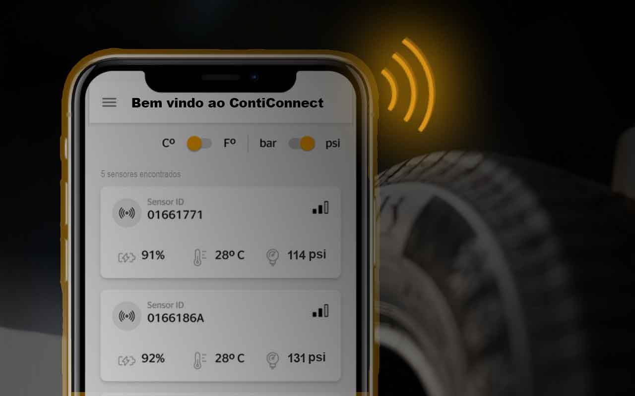(Tela do aplicativo ContiConnect Lite exibida em um smartphone, mostrando dados de sensores de pneus como pressão (psi), temperatura (°C) e nível de bateria. Ao fundo na lateral do smartpone, um pneu Continental desfocado. A imagem destaca o uso de tecnologia de monitoramento digital de pneu em tempo real pela Continental Pneus)