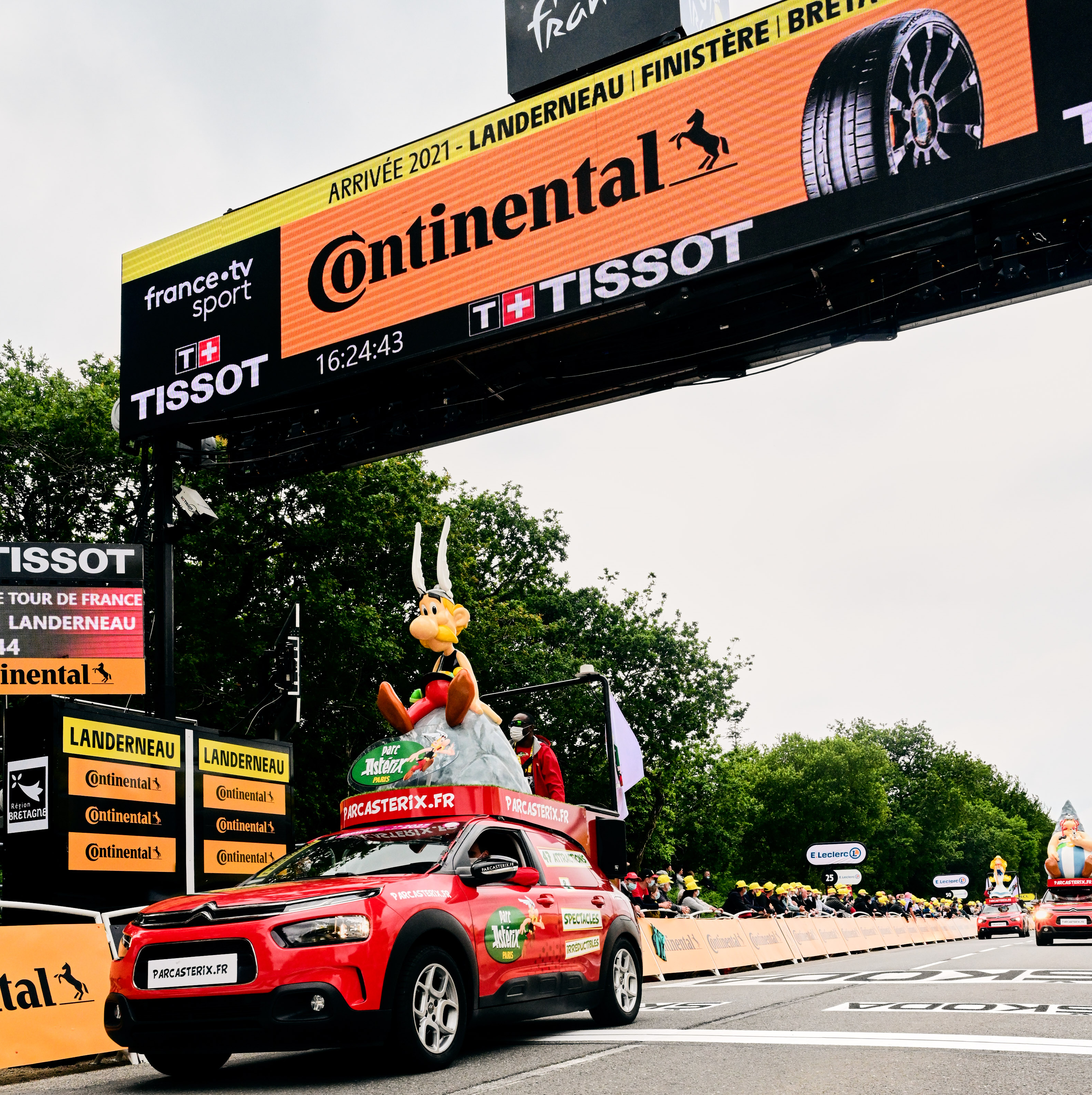 (imagem de carro oficial da competição com pneus Continental, passando pela linha de chegada com placa da Continental no topo)
