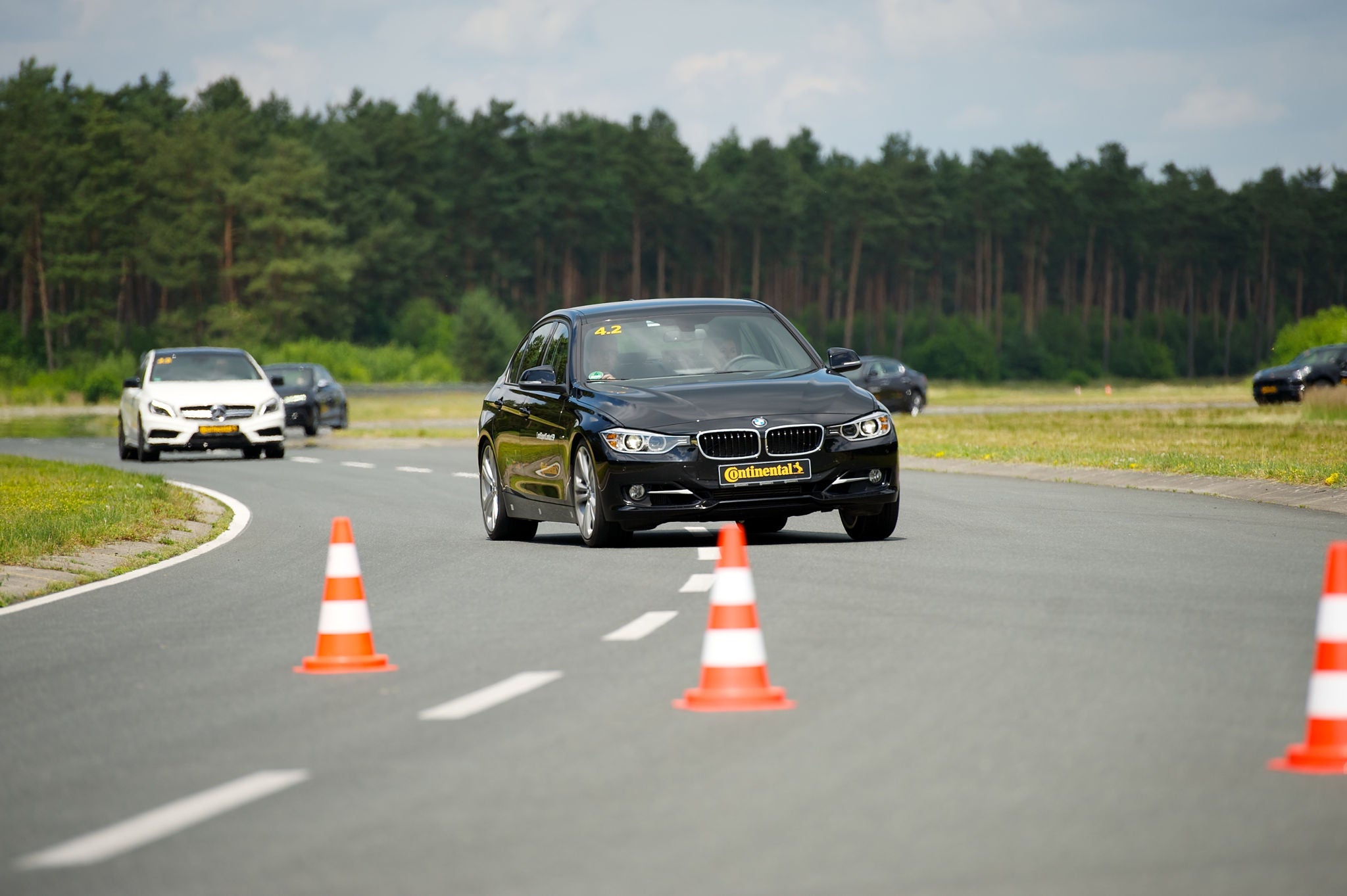 (imagem de BMW com pneu Continental sendo testada no Contidrom)