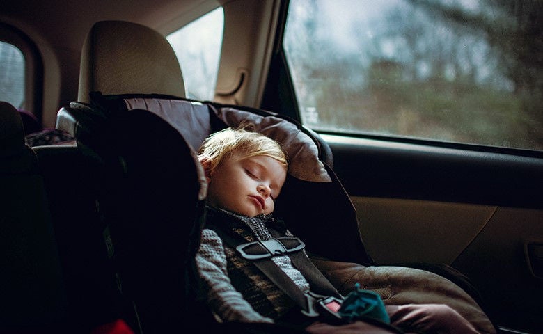 (bebê dormindo em silencio dentro de um carro com pneus com tecnologia ContiSilent)