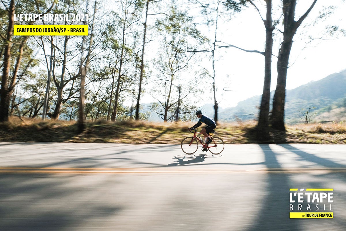 (imagem de ciclistas durante evento do L'etape Brasil)