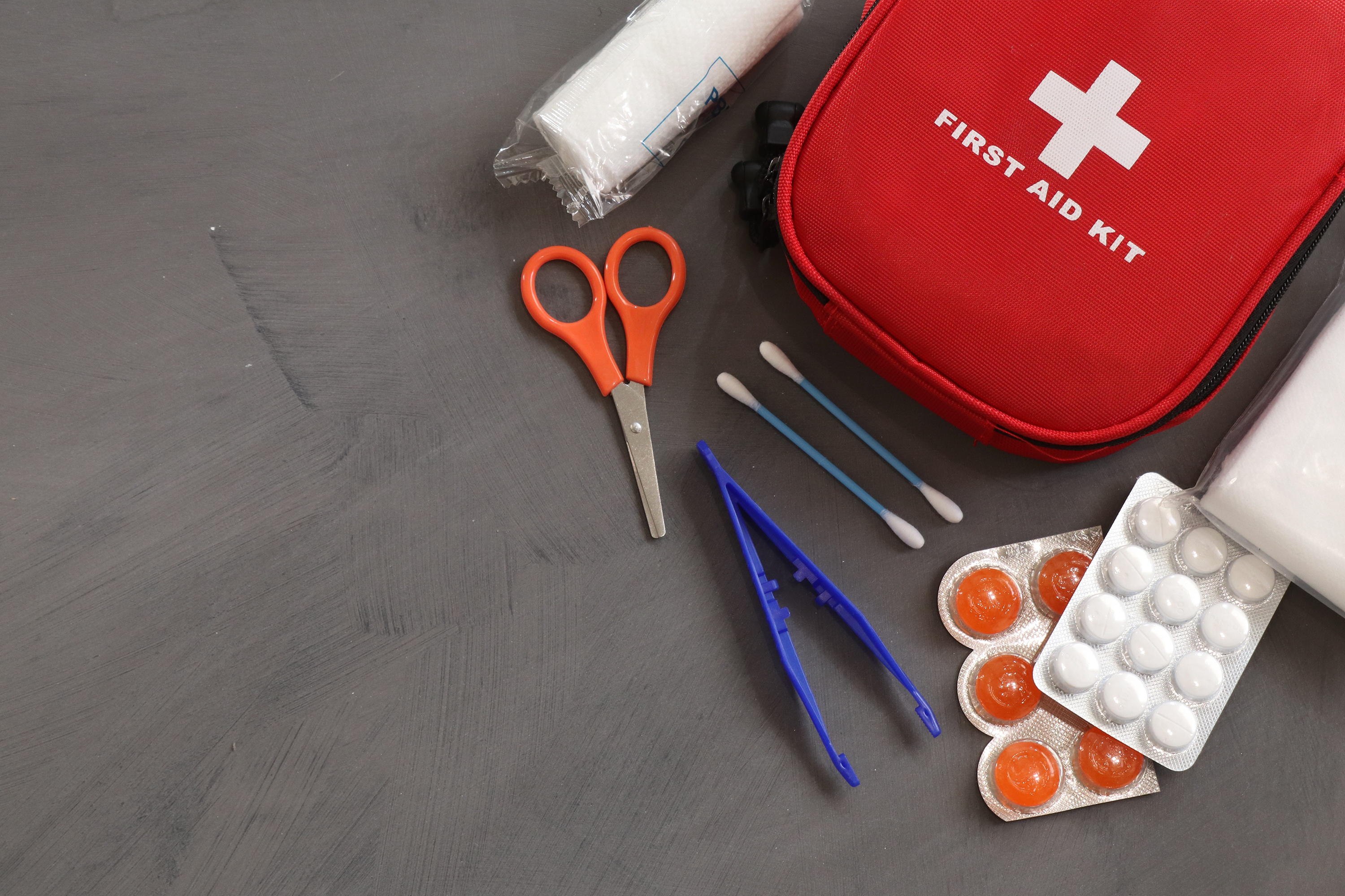 (foto de kit de emergência com curativos e tesoura)