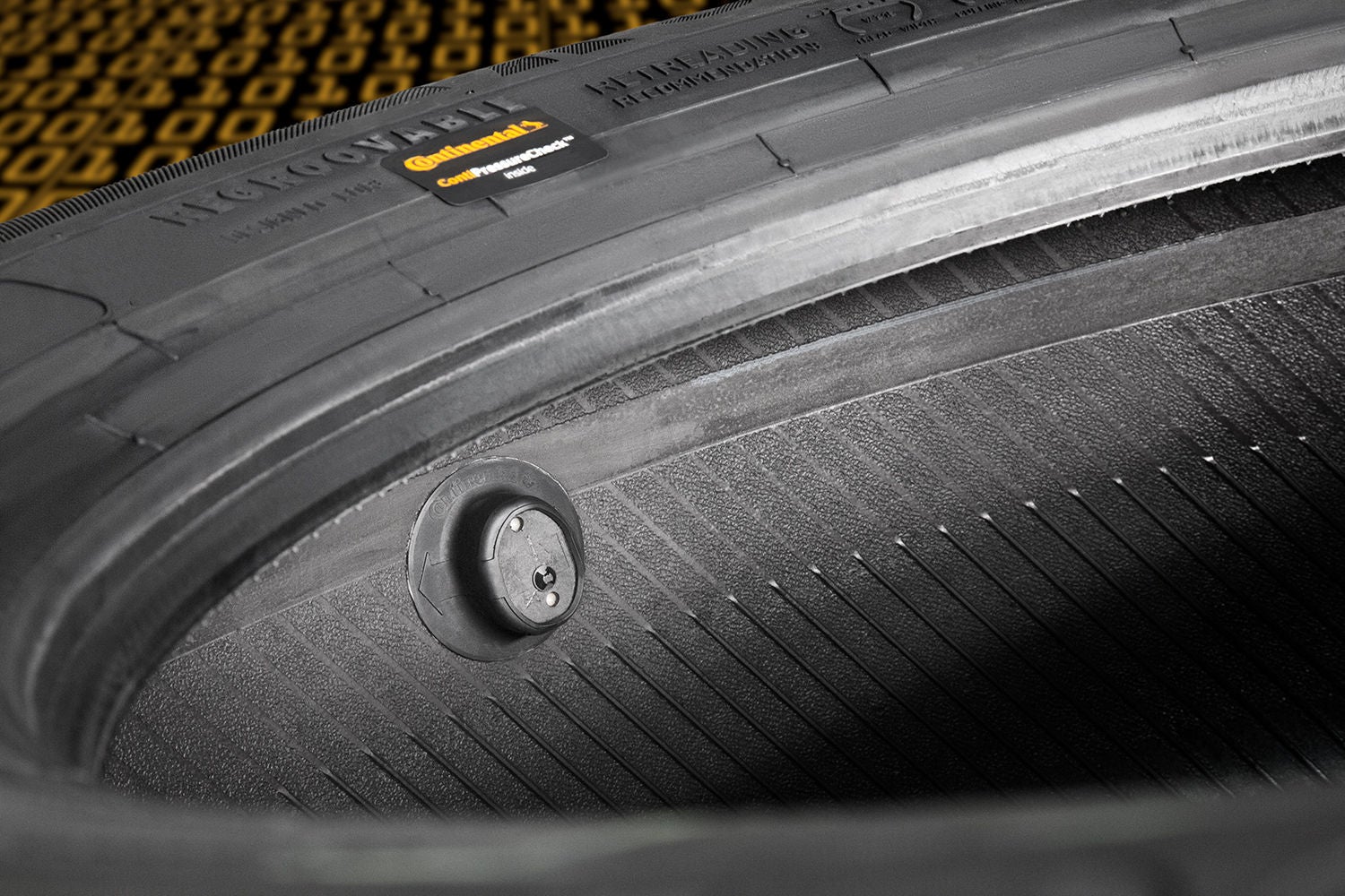 (foto de sensor de pneu inteligente da Continental, instalado dentro de pneu de carga)