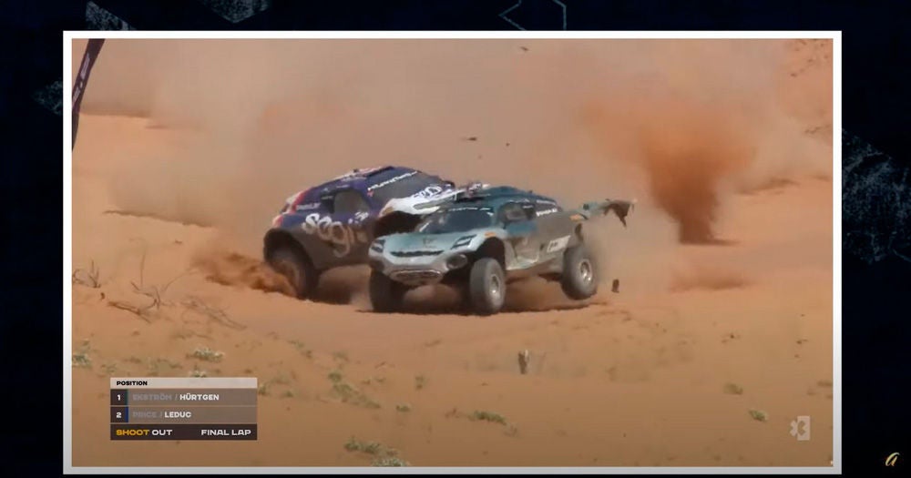 (foto de dois veículos do Extreme E colidindo durante corrida no deserto do Saara)