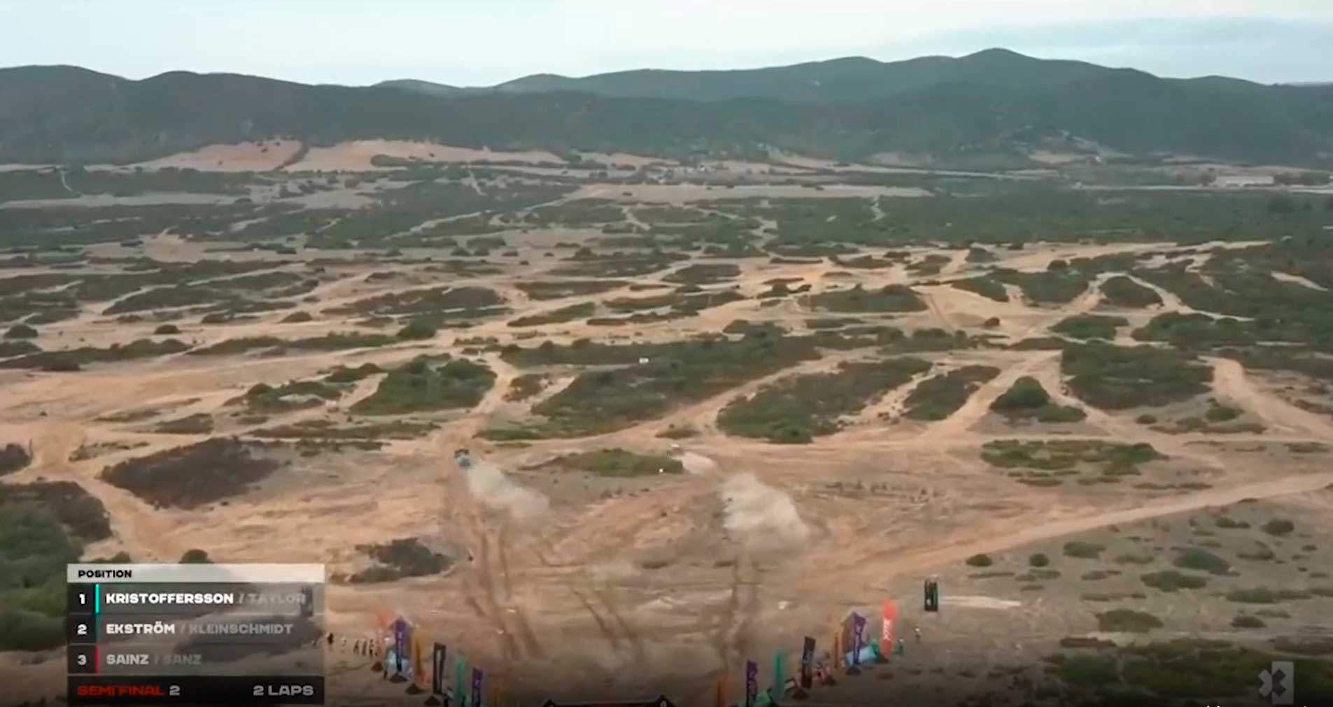 (imagem aérea da largada da corrida Extreme E em Sardinha Itália, mostrando veículos tomando caminhos diferentes e mostrando as diversas opções de caminho)