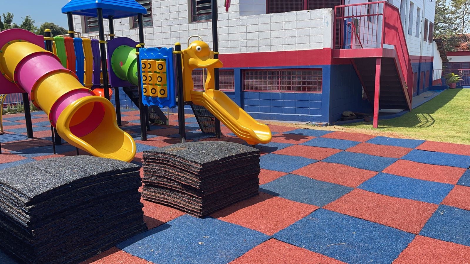 (foto de ambiente infantil com escorregadores e pisos coloridos de borracha feitos  de raspas de pneu pela Morecap, parceira Continental)