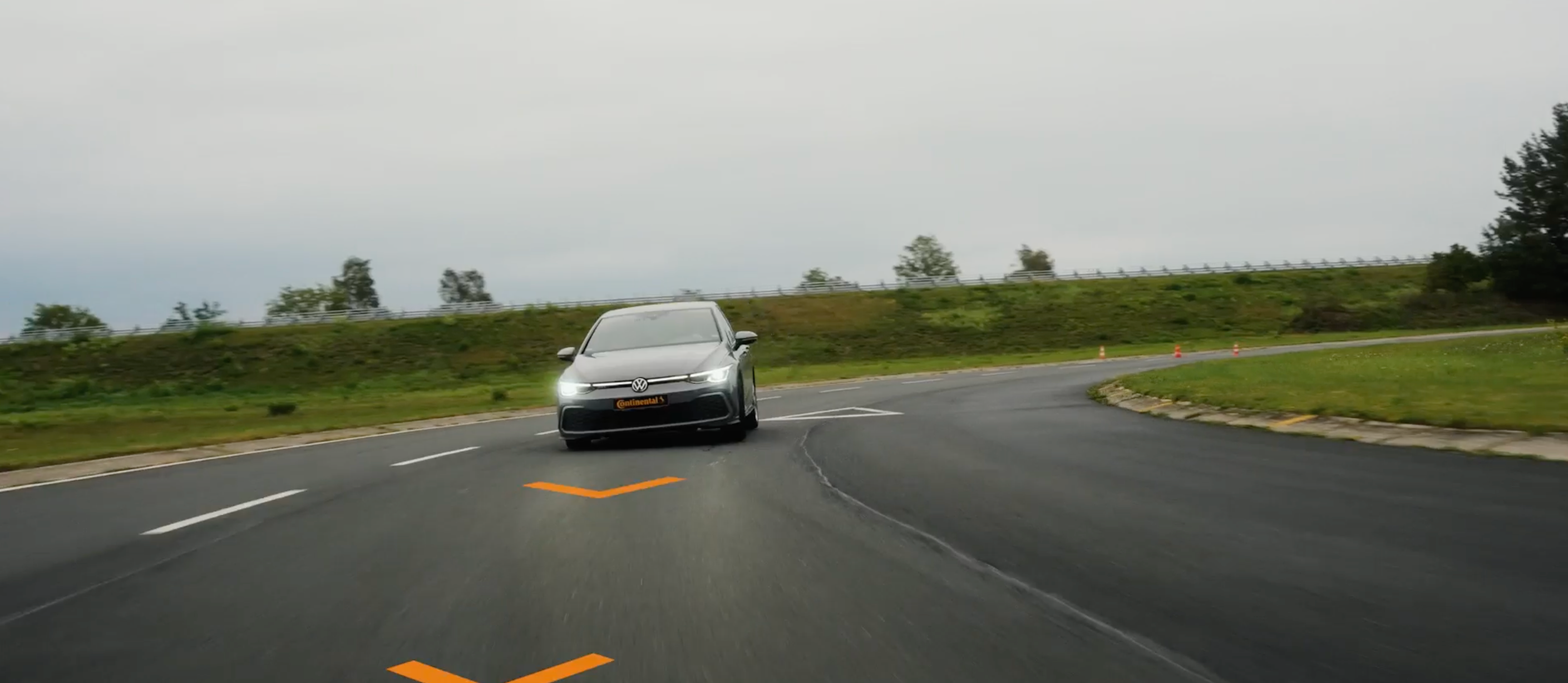 Foto de um veículo de alta performance em uma pista de alta velocidade